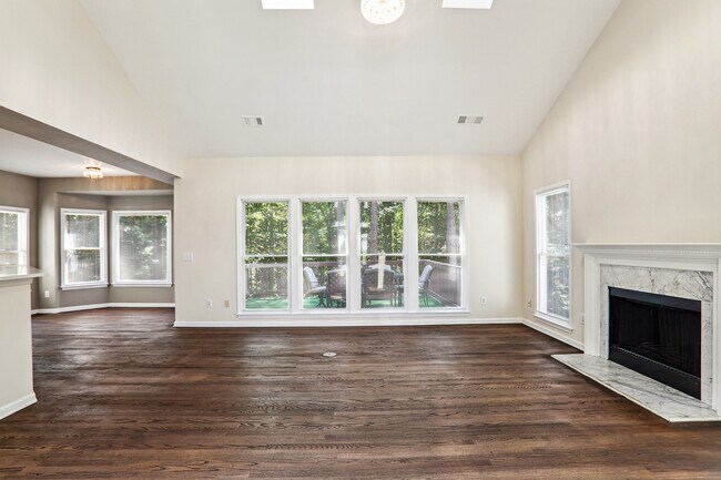 Foto del edificio - 845 Highmeade Dr