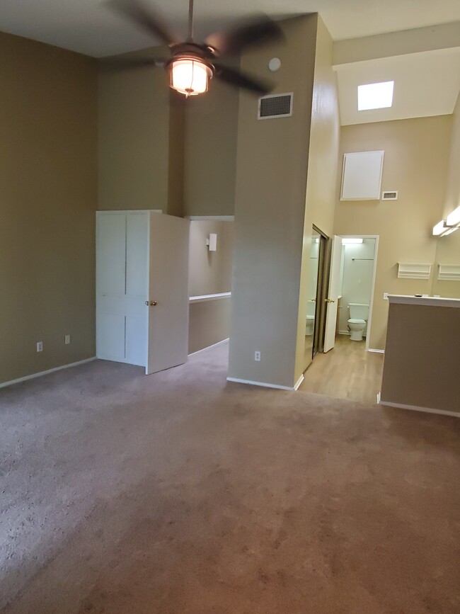 Master Bed Room high ceiling double vanity - 7122 Wood Hollow Dr