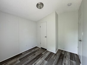 Building Photo - 16206 Wood Dr
