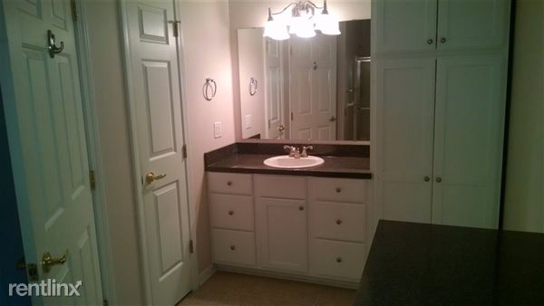 Building Photo - 1092 Fountain View Cir