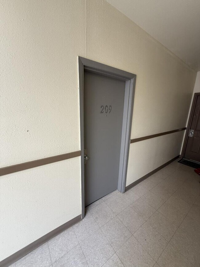 Foto del edificio - 118 E 3rd St