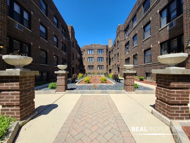 Foto del edificio - 744 W Addison St