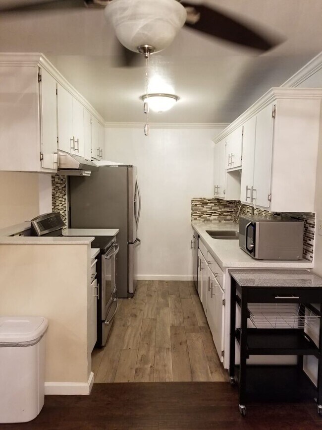 Foto del edificio - Three Bedroom 2 Bath Condo for Rent at Sig...