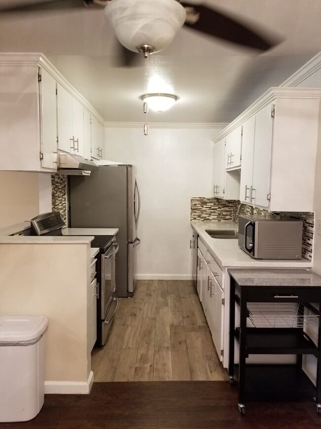 Building Photo - Three Bedroom 2 Bath Condo for Rent at Sig...