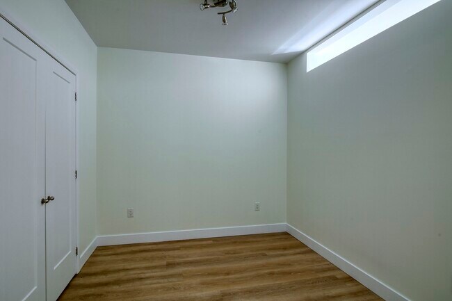 Building Photo - 6600 Av. de Darlington