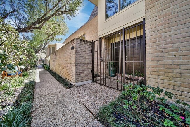 Building Photo - 15621 Memorial Dr