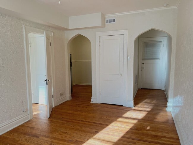 Building Photo - Freshly Updated Southampton 1 Bedroom