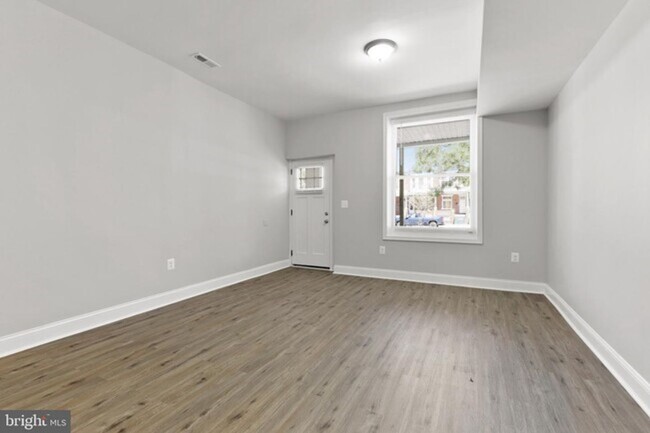 Building Photo - Newly Remodeled Three-Bedroom Townhome