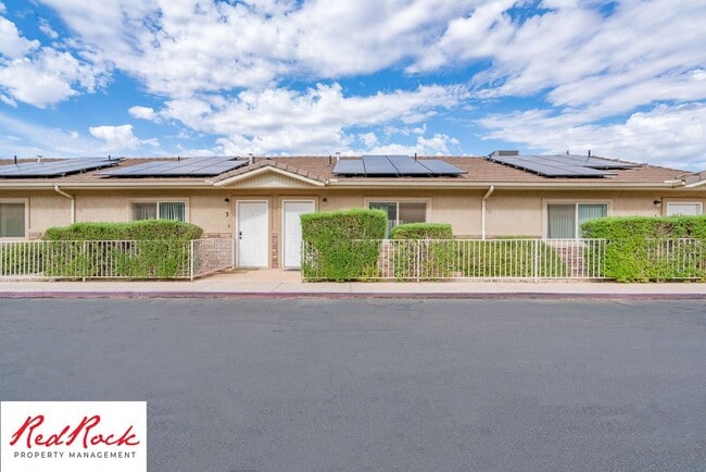 Building Photo - Spacious 3 Bedroom Townhome in Central St....