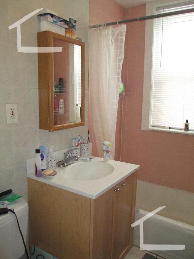 Building Photo - 3 bed in lower allston