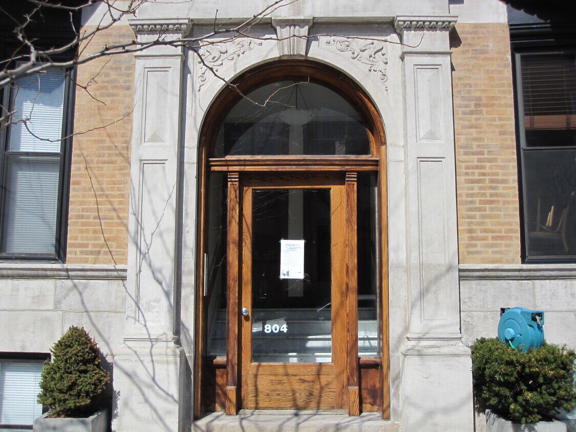 Primary Photo - 804 W Buckingham Pl