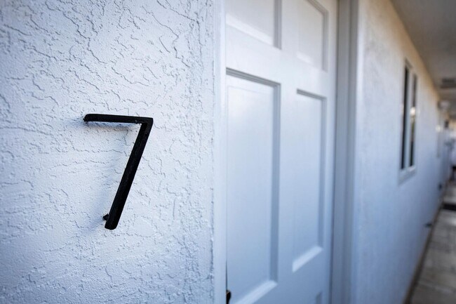 Building Photo - Coastal Living - One Block from the Ocean!