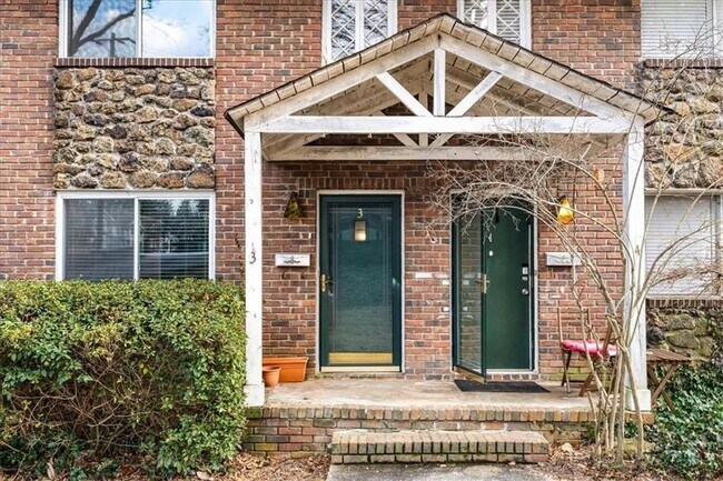 Foto del edificio - 2412 Peachwood Cir NE