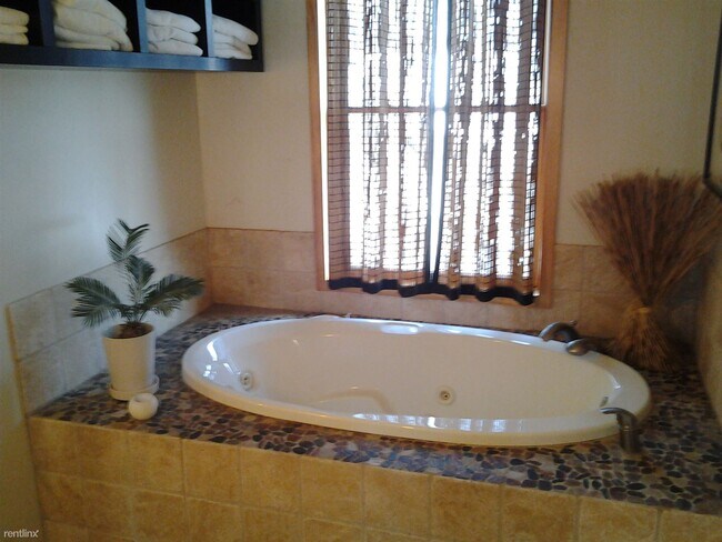 Foto del edificio - 2 br, 2 bath Duplex - 206 Goodrich Avenue ...