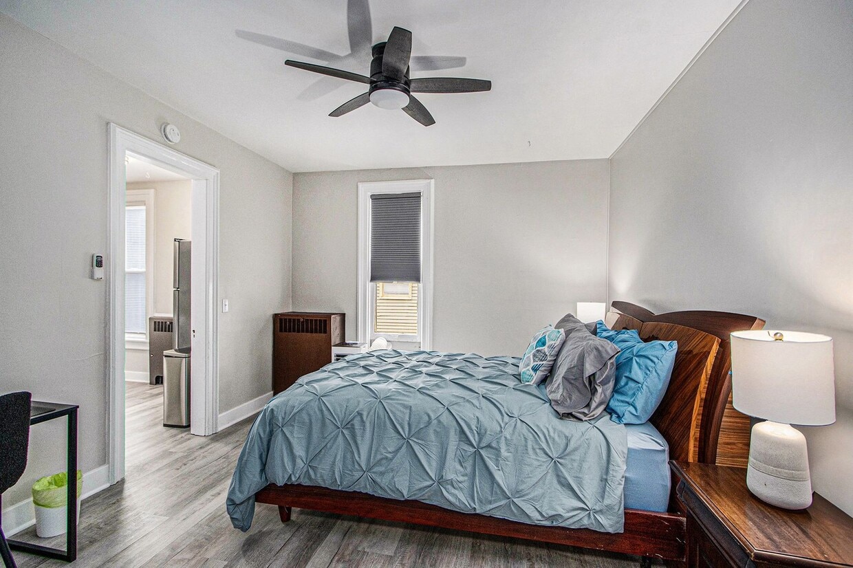Foto principal - $1350 Tastefully furnished 1BR Apartment |...
