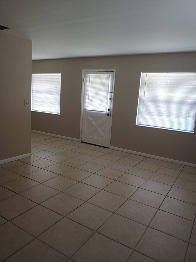 Foto del edificio - Cute 2 Bed 1 Bath Duplex in Zephyrhills