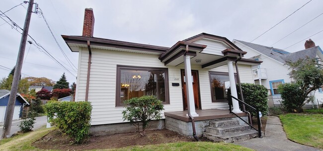 Building Photo - Rare opportunity to live in a stunning 5 B...