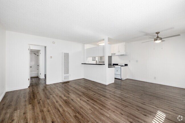 1 habitación, 1 baño - 695 pies cuadrados - Sala de estar - Vanowen Plaza