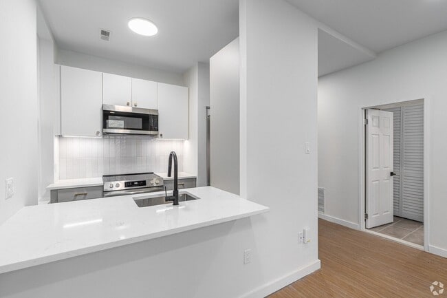 Building Photo - Carriage House
