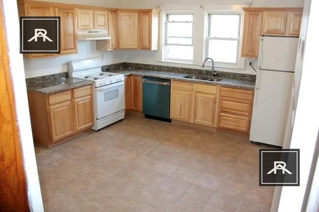 Photo - 3 bedroom in Newton MA 02458 Apartment