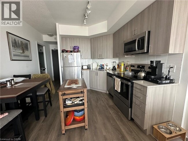 Photo du bâtiment - 550 N Service Rd