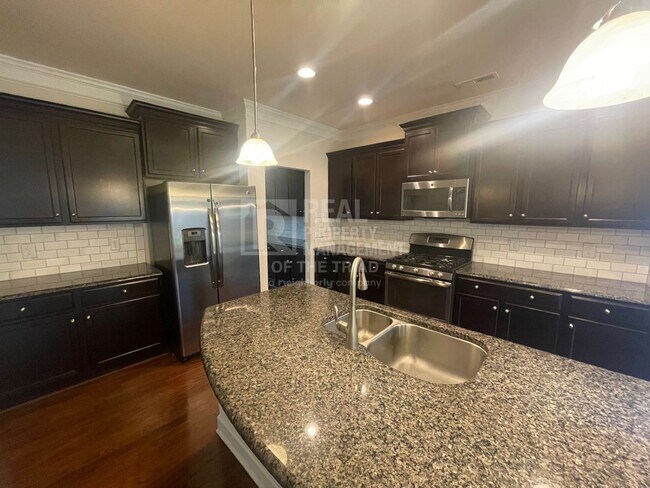 Building Photo - Breathtaking 4bd/3ba Deluxe home next to L...