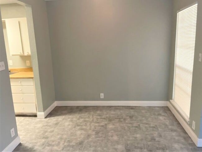 Building Photo - Fall Into A Spacious Home