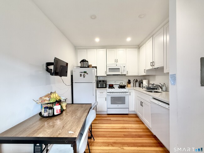 Building Photo - 10 Linden Pl