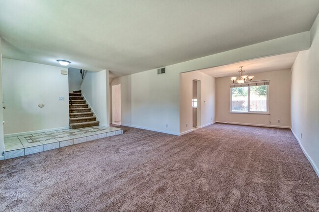 Foto del edificio - LARGE 5-bedroom 3 bath home in a great loc...