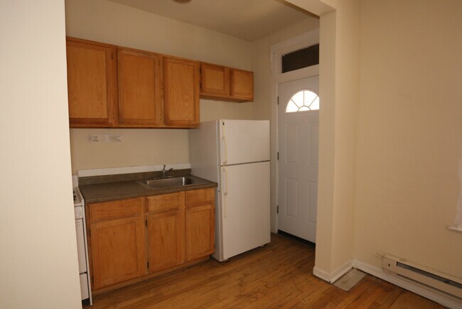 Building Photo - 722 W Barry Ave