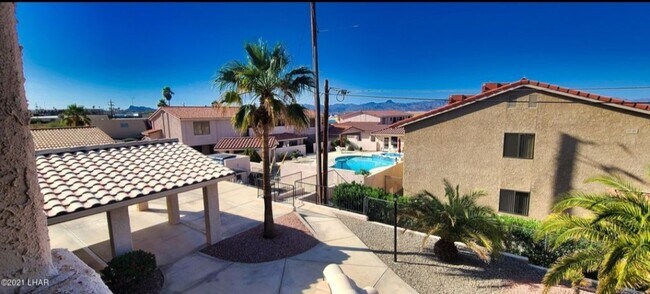 Vista desde el balcón frontal - mirando hacia el lago - 2095 Mesquite Ave