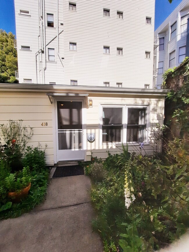 Building Photo - 418 Shrader St