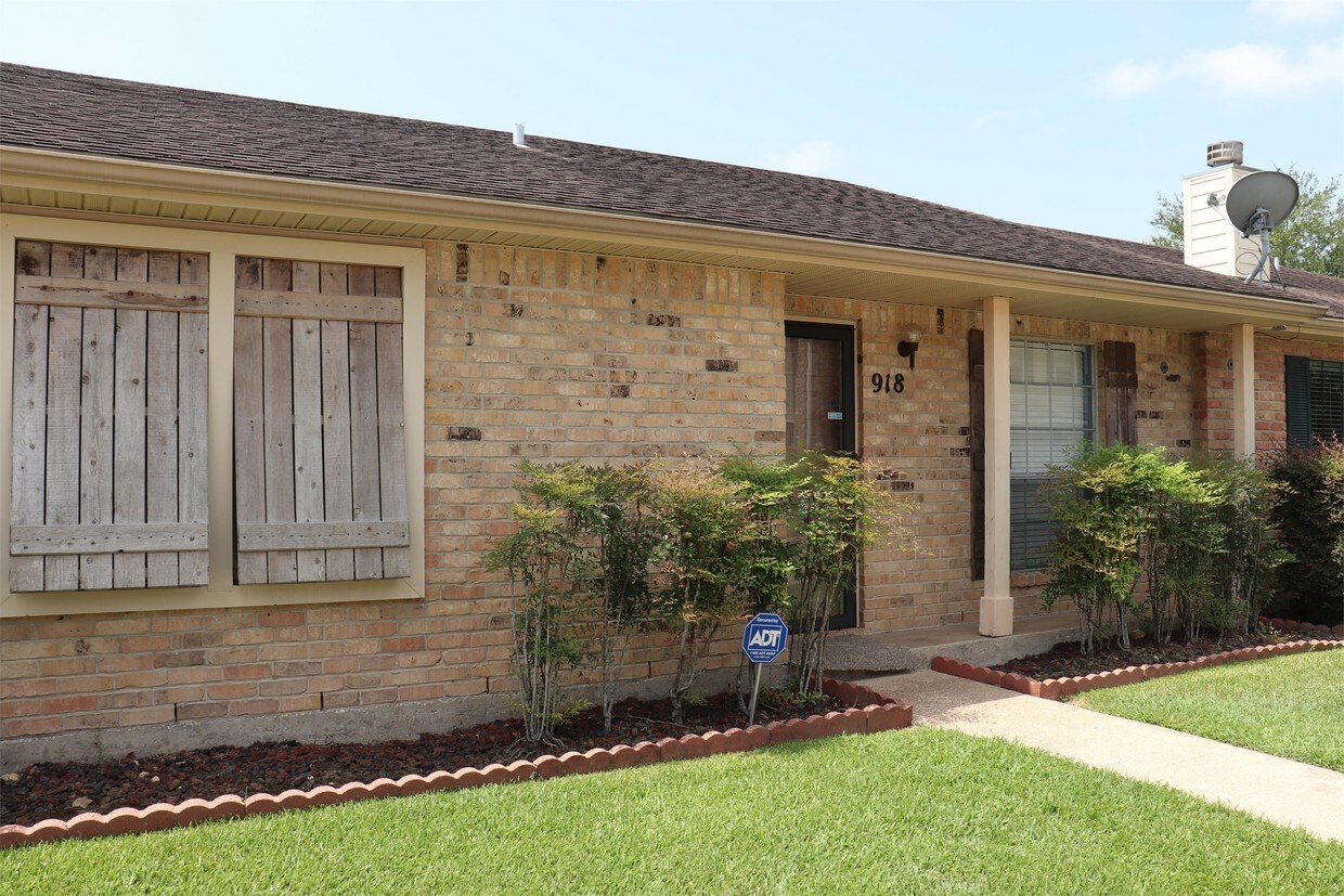 Foto principal - 918 Sunmeadow Dr