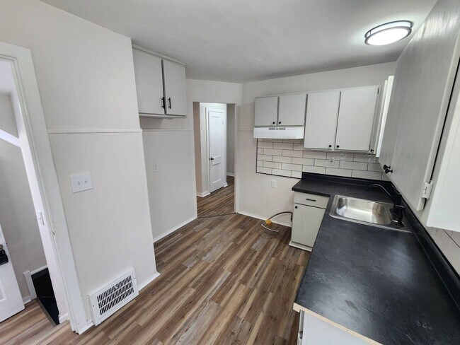 Foto del edificio - 2-Bedroom + Bonus Room Bungalow with Basement – Flexible Living Space