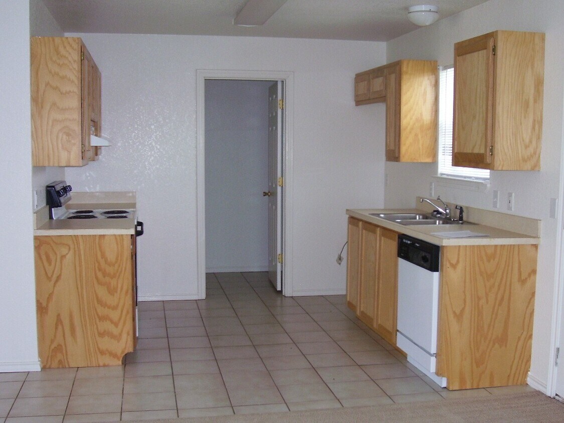 Foto del edificio - Country living! And Front Porch Sitting!! Granbury TX Full Brick 3 bed 2 bath 2 car garage