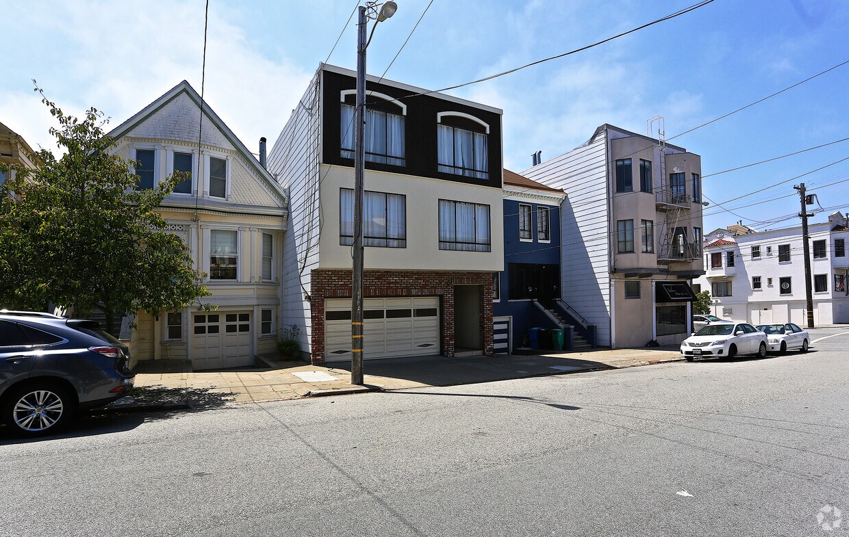 Building Photo - 611 4th Ave