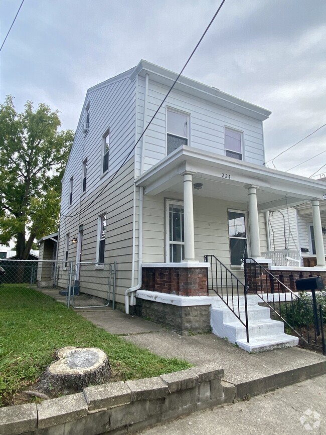 Building Photo - 224 Walnut St