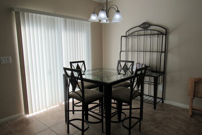 Foto del edificio - Spacious 2 Story upgraded home!