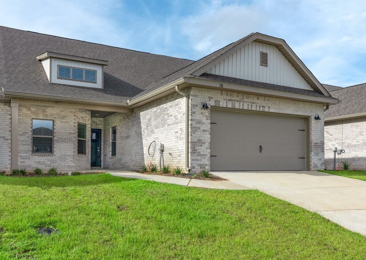 Foto principal - Beautiful 3-Bedroom Townhome
