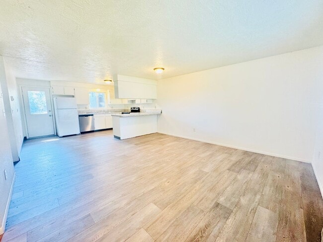 Building Photo - Very Cute Nampa 2 bd, 1b Home with private...