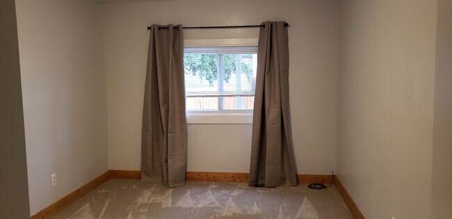 Master bedroom - 618 S Main St