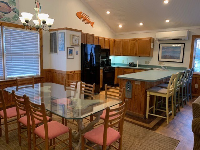 Full Kitchen - 211 E Driftwood St