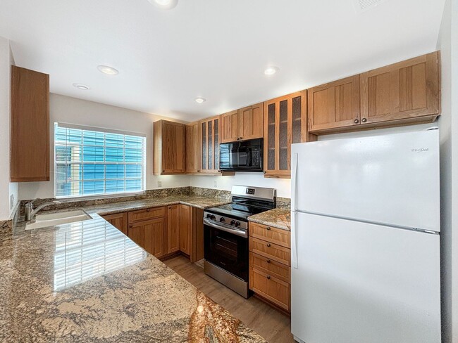 Building Photo - Charming & Spacious 2B/2BA Condo in Missio...