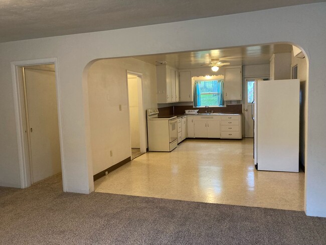 Building Photo - 3 bedroom available in the Glide school di...