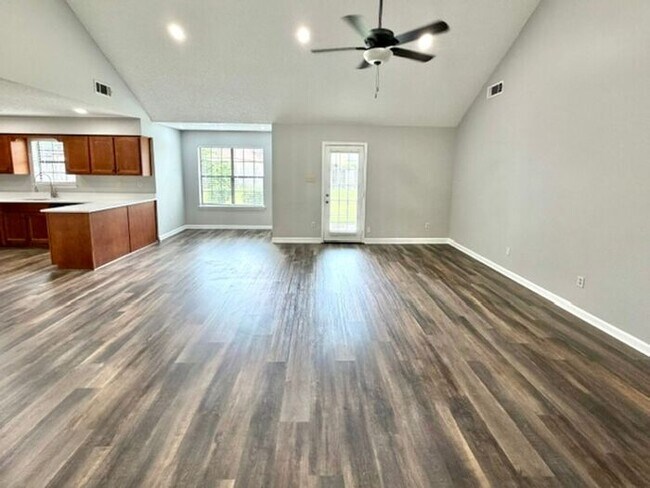 Foto del edificio - Now Leasing A Renovated 3 bedroom 2 bath home in Southeast Memphis.