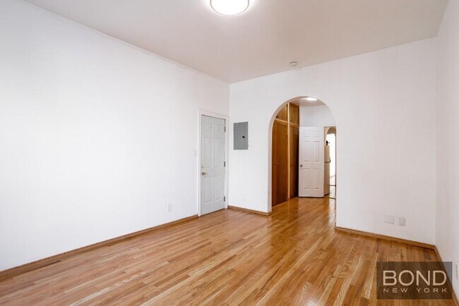 Building Photo - Incredible Floor through apartment with hi...