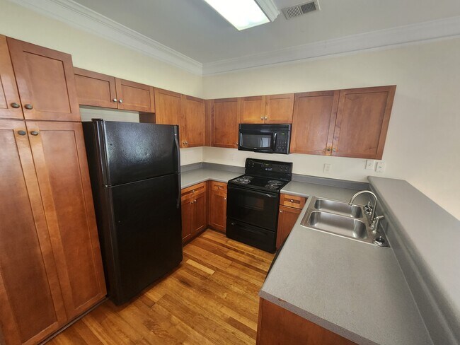 Foto del edificio - 2110 Lakeside Dr