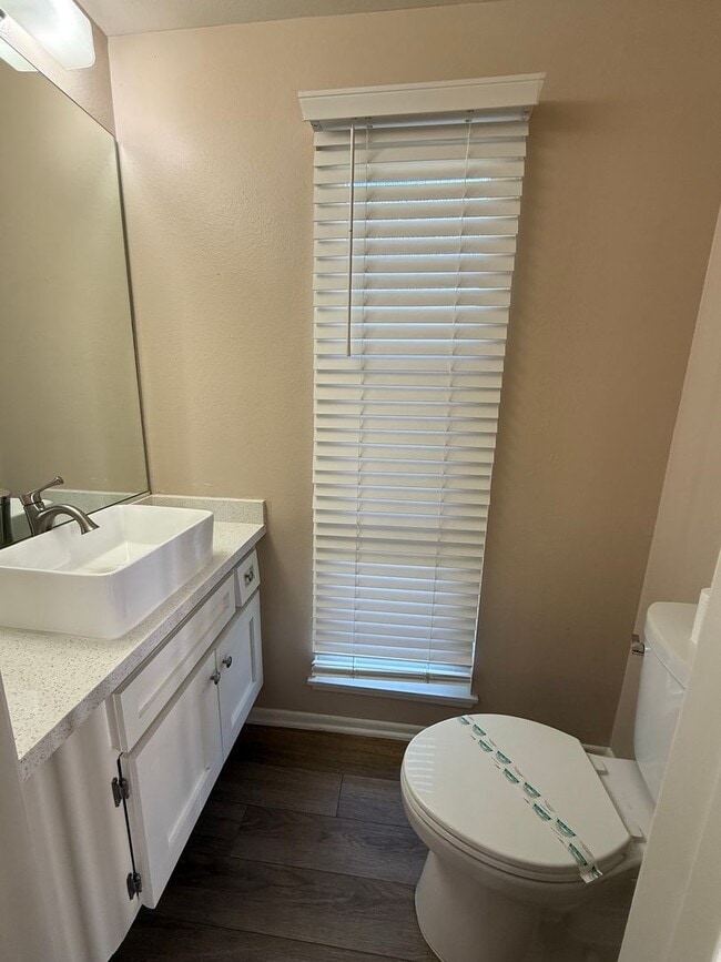 Building Photo - Highly Desirable 3 bed 2 1/2 bath condo in...
