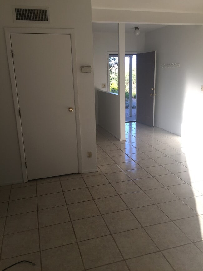 Foto del edificio - 1238 Urano Ct