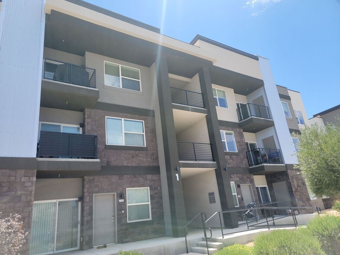 Foto principal - Stylish Desert Color 2 Bedroom Condo. Wash...